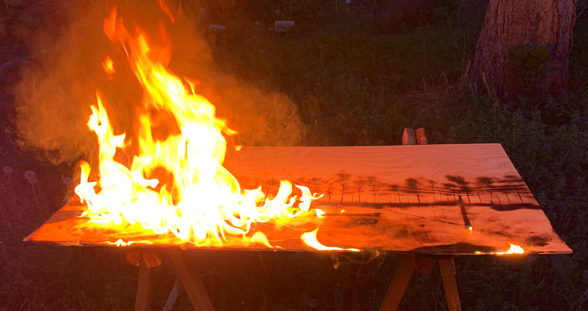 Brennende Holzplatte im Entstehungsprozess der Werkgruppe Firescapes